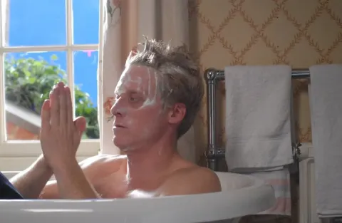 Смерть на похоронах — кадр 11