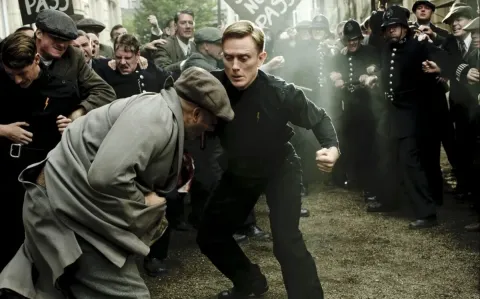 Вверх и вниз по лестнице — кадр 9