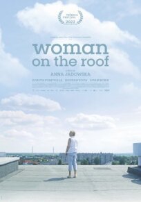 Постер к Женщина на крыше бесплатно